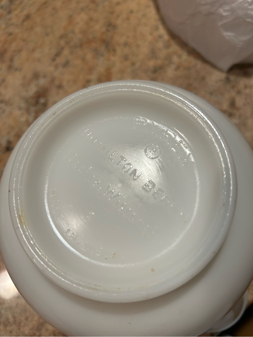 Pyrex Made for Hamilton Beach Opal Glass Mixing Bowl Ribbed w/Pour Spout
6 cups - Picture 5 of 7